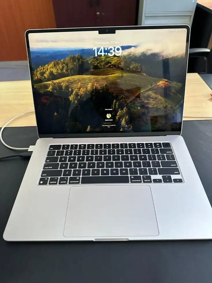 Perfect MacBook screen after water damage repair